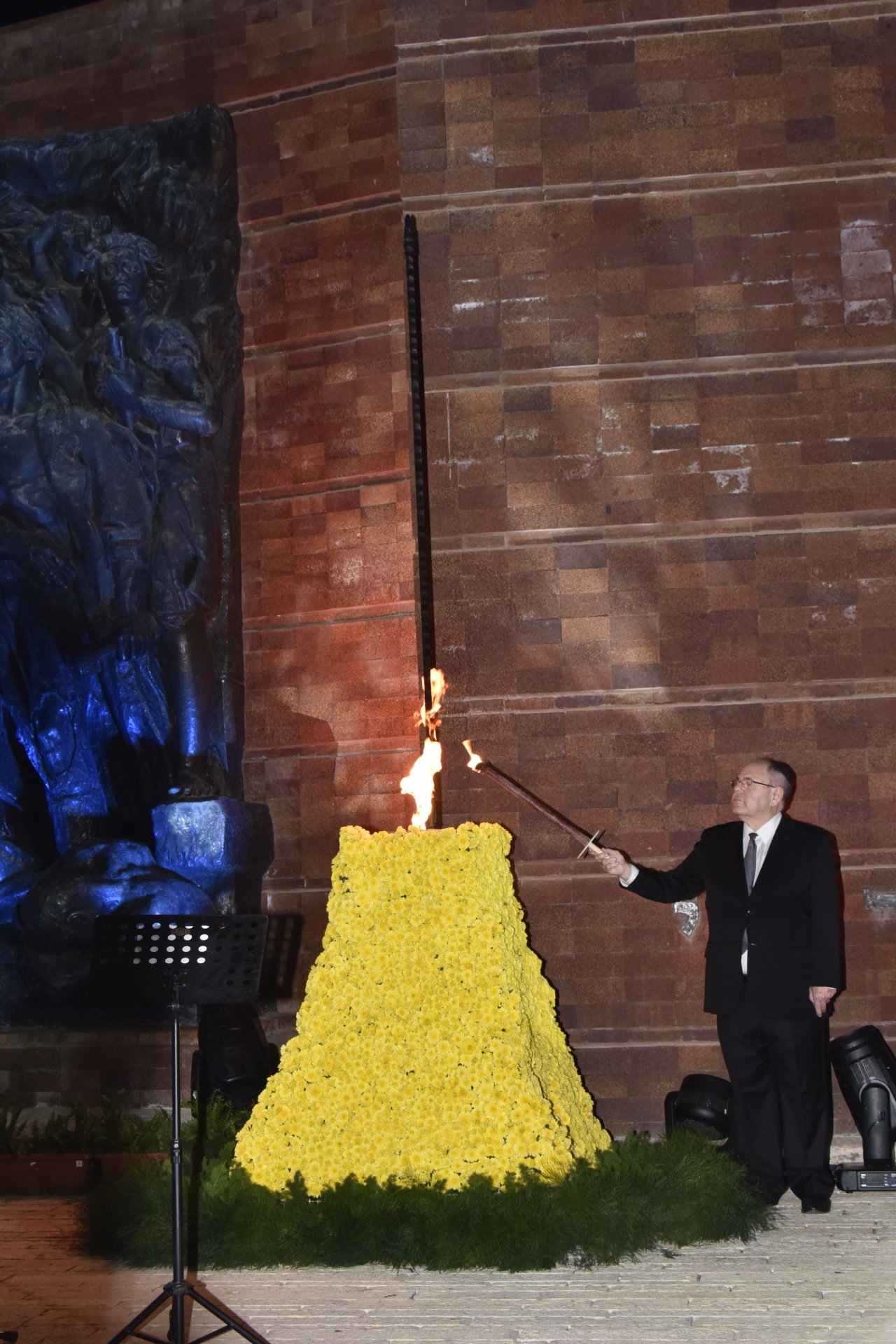 Yad Vashem Chairman Dani Dayan kindled the Memorial Torch